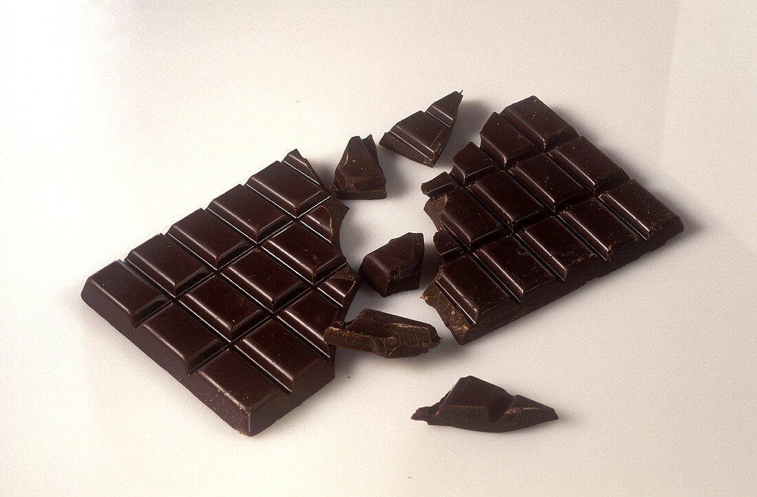 Eine angebrochene Tafel Zartbitterschokolade