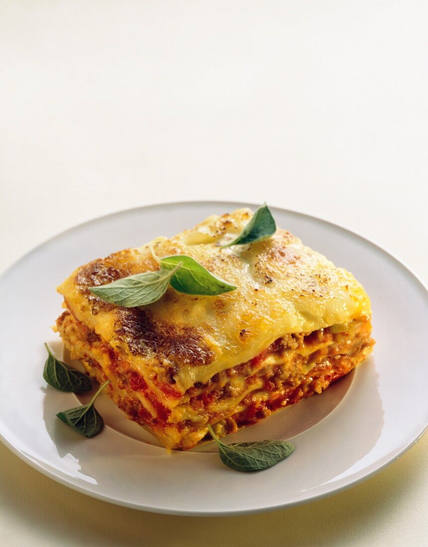 Ein Stück Lasagne mit Hackfleisch und Tomaten