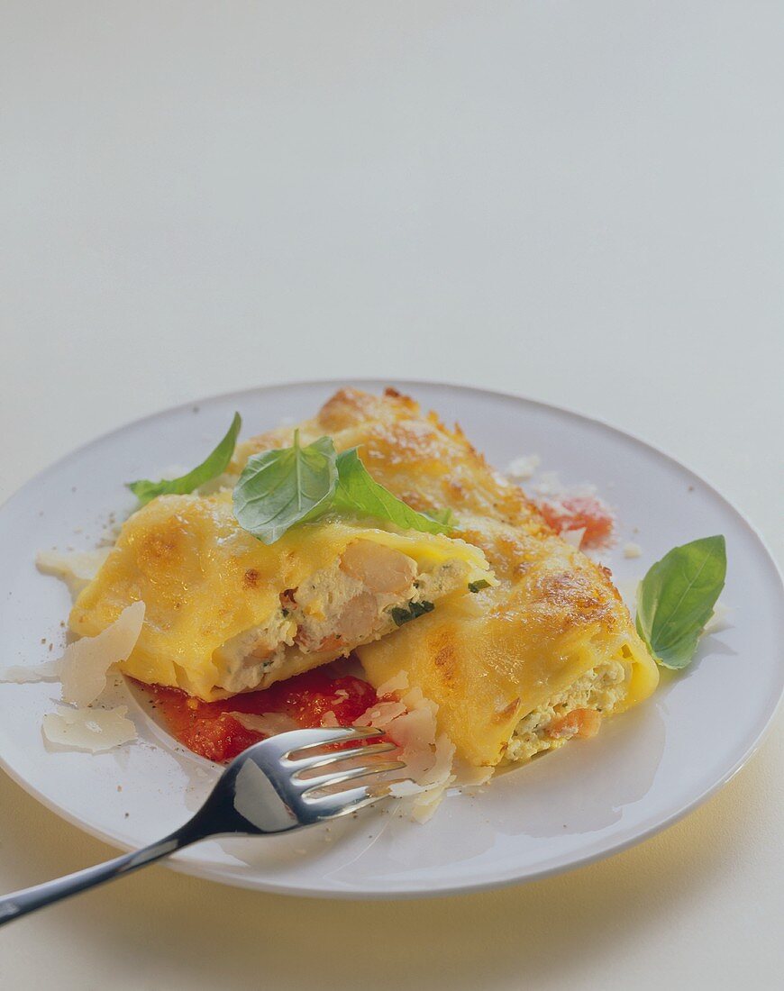 Cannelloni au gratin filled with ricotta and shrimps