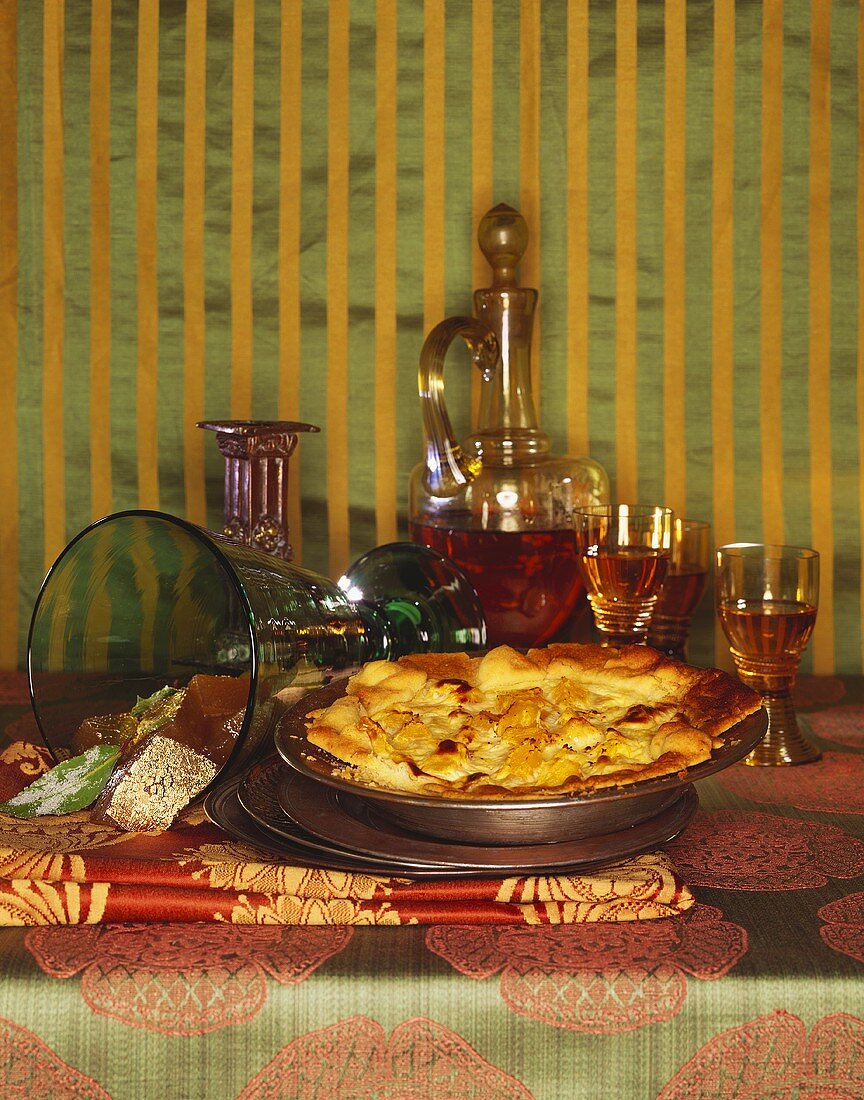Orangentarte und Fruchtgeleewürfel auf orientalischem Tisch