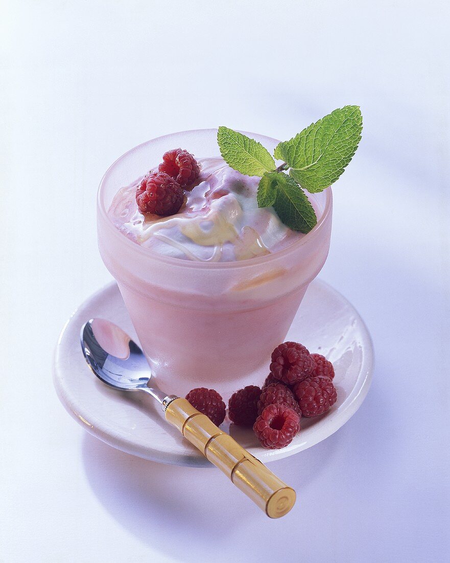 Raspberry crush (cream & yoghurt dessert with raspberries)