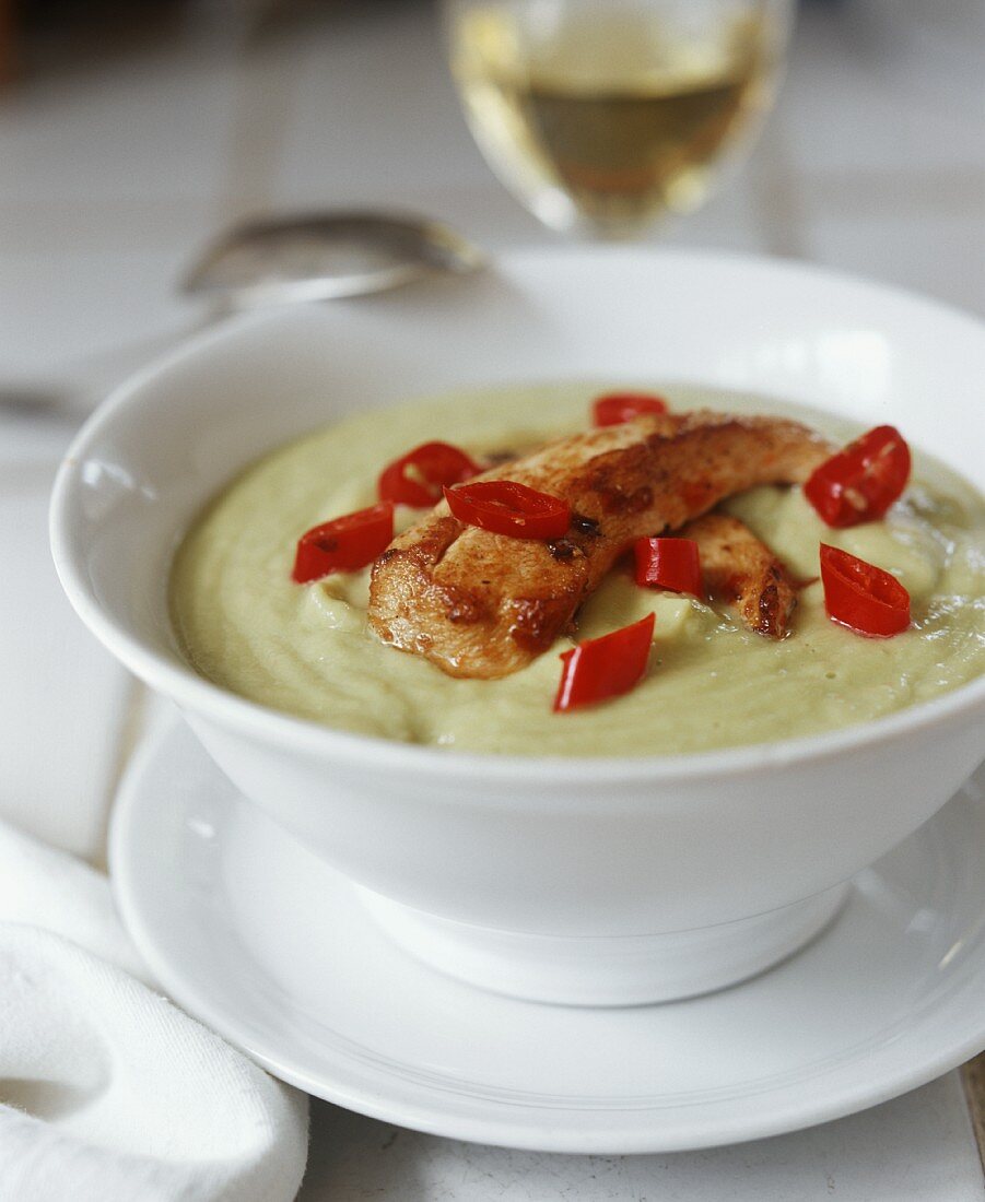 Guacamolesuppe mit Hähnchenbrustfilet und Chiliringen