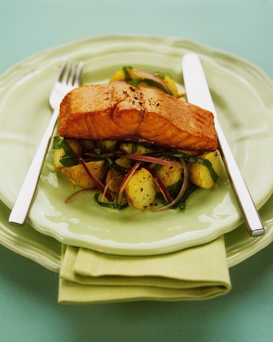 Gegrillter Lachs auf Kartoffelsalat