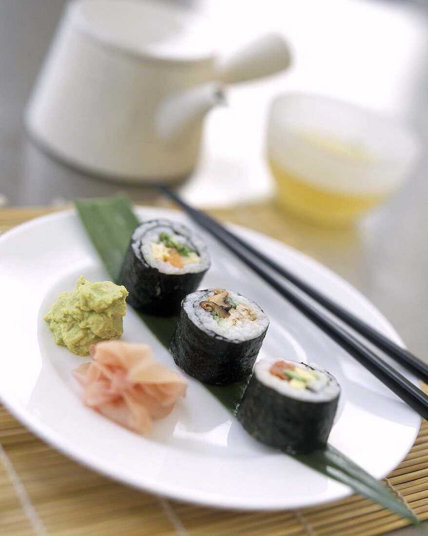 Verschiedene Nori-Maki, dazu Wasabi und Rettich