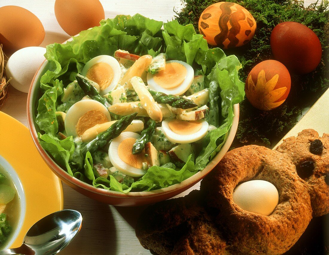 Eiersalat mit Spargel und Äpfeln auf Kopfsalat