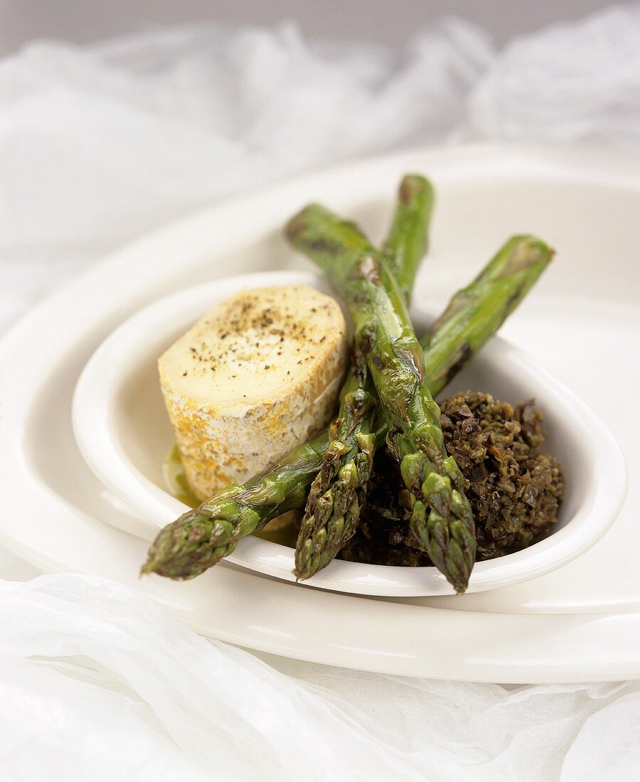 Grilled goat's cheese with green asparagus