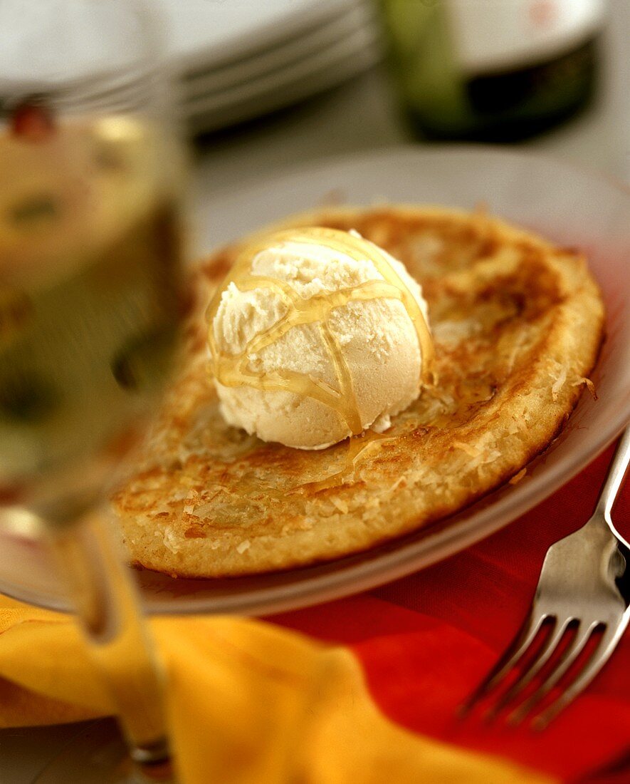 Bananen-Kokos-Pancakes mit Vanilleeis und Honig