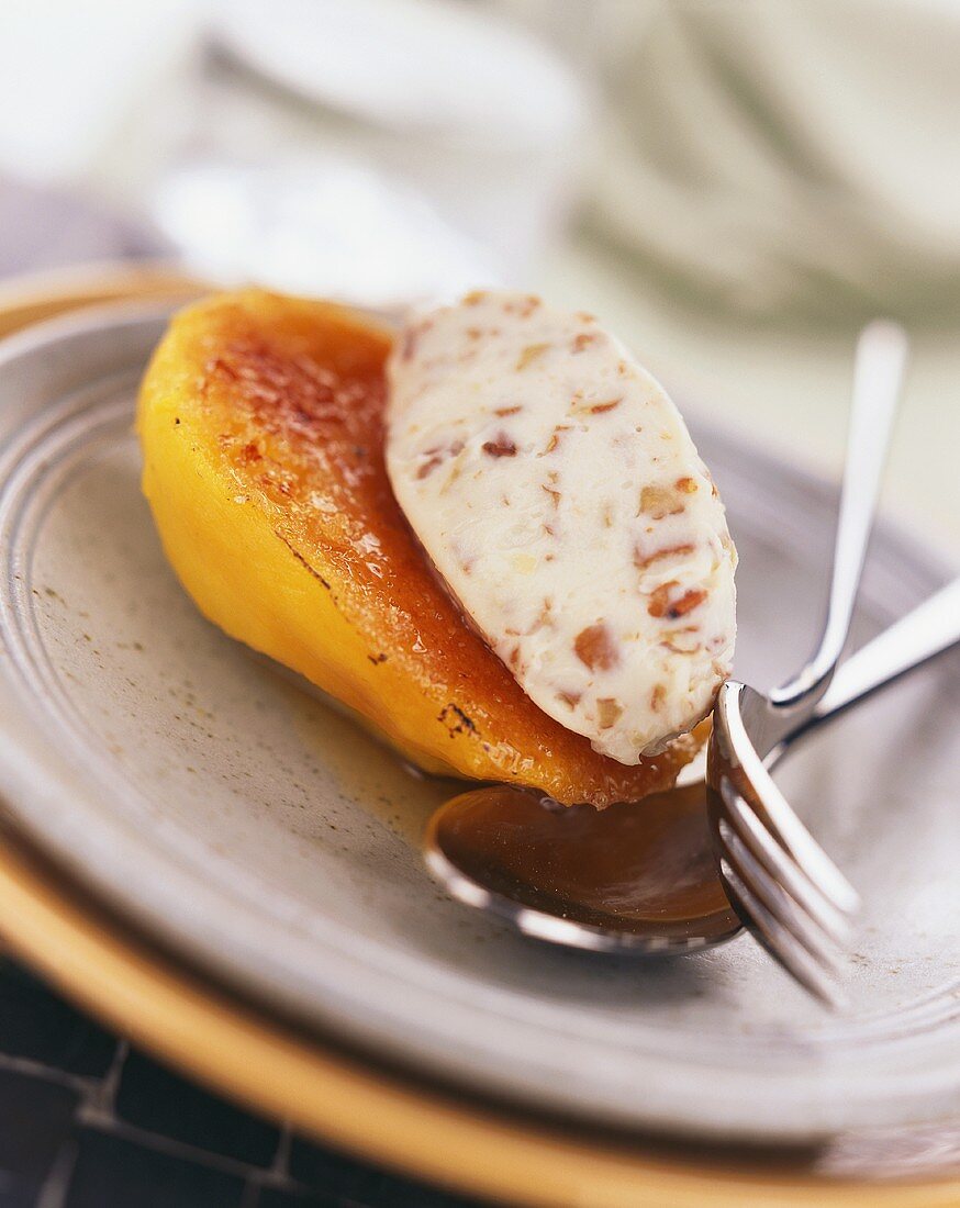 Karamellisierte Mango mit Walnussmascarpone