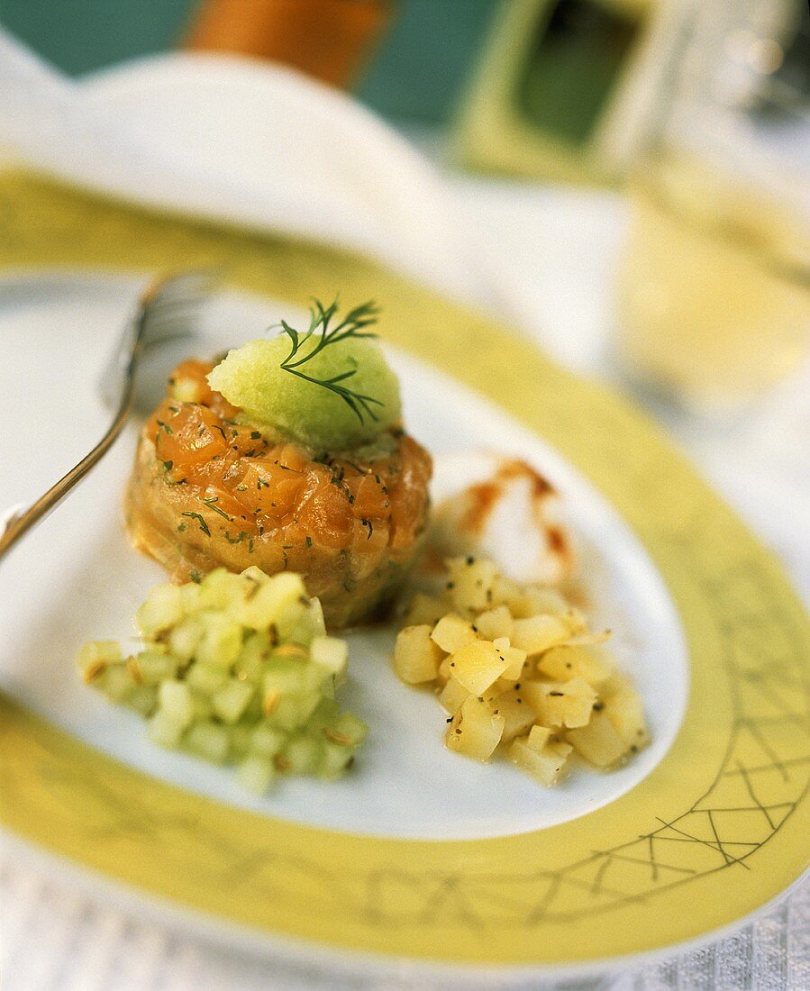 Lachstatar, Kartoffelsalat und Gurkensalat