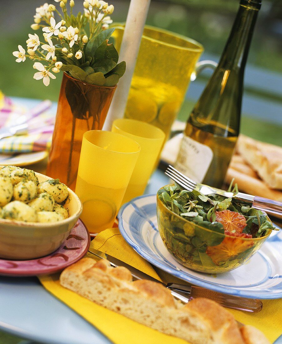 Kartoffelsalat, Blattsalat mit Grapefruit und Fladenbrot