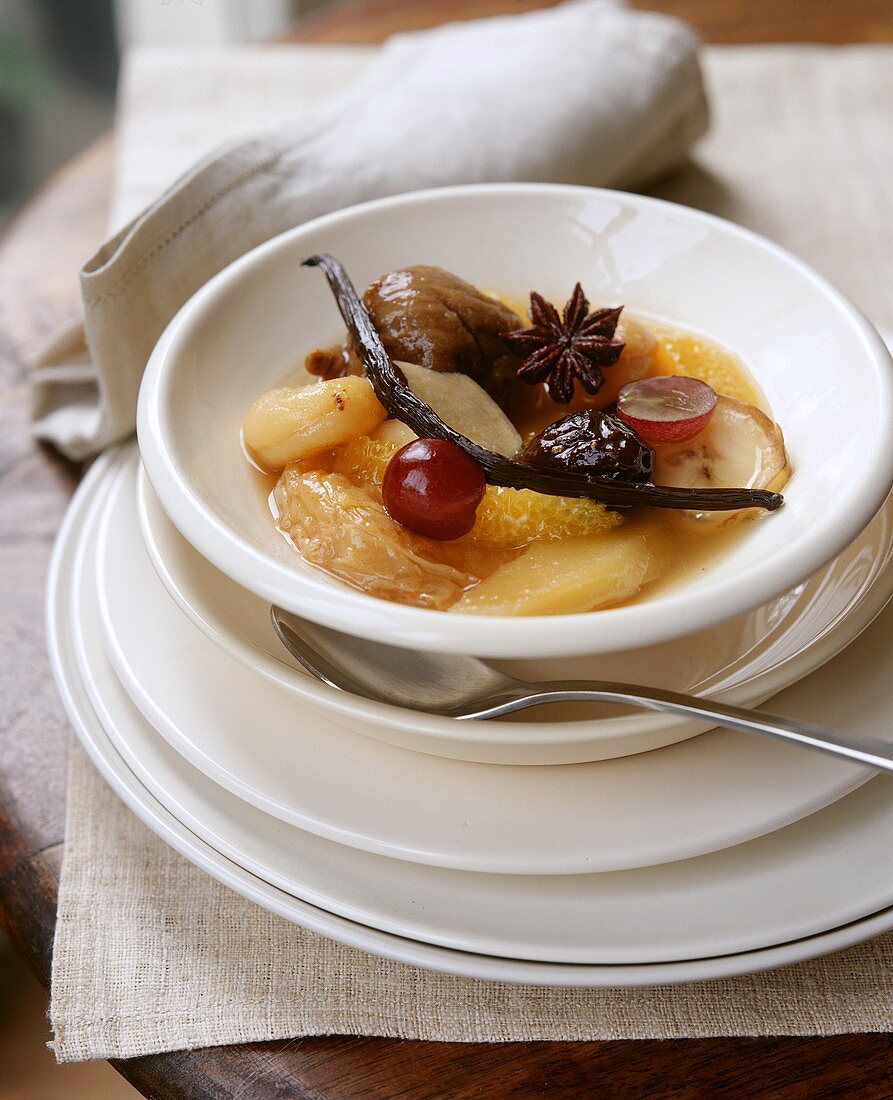 Obstsalat mit Orangen, Trauben, Bananen und Gewürzen