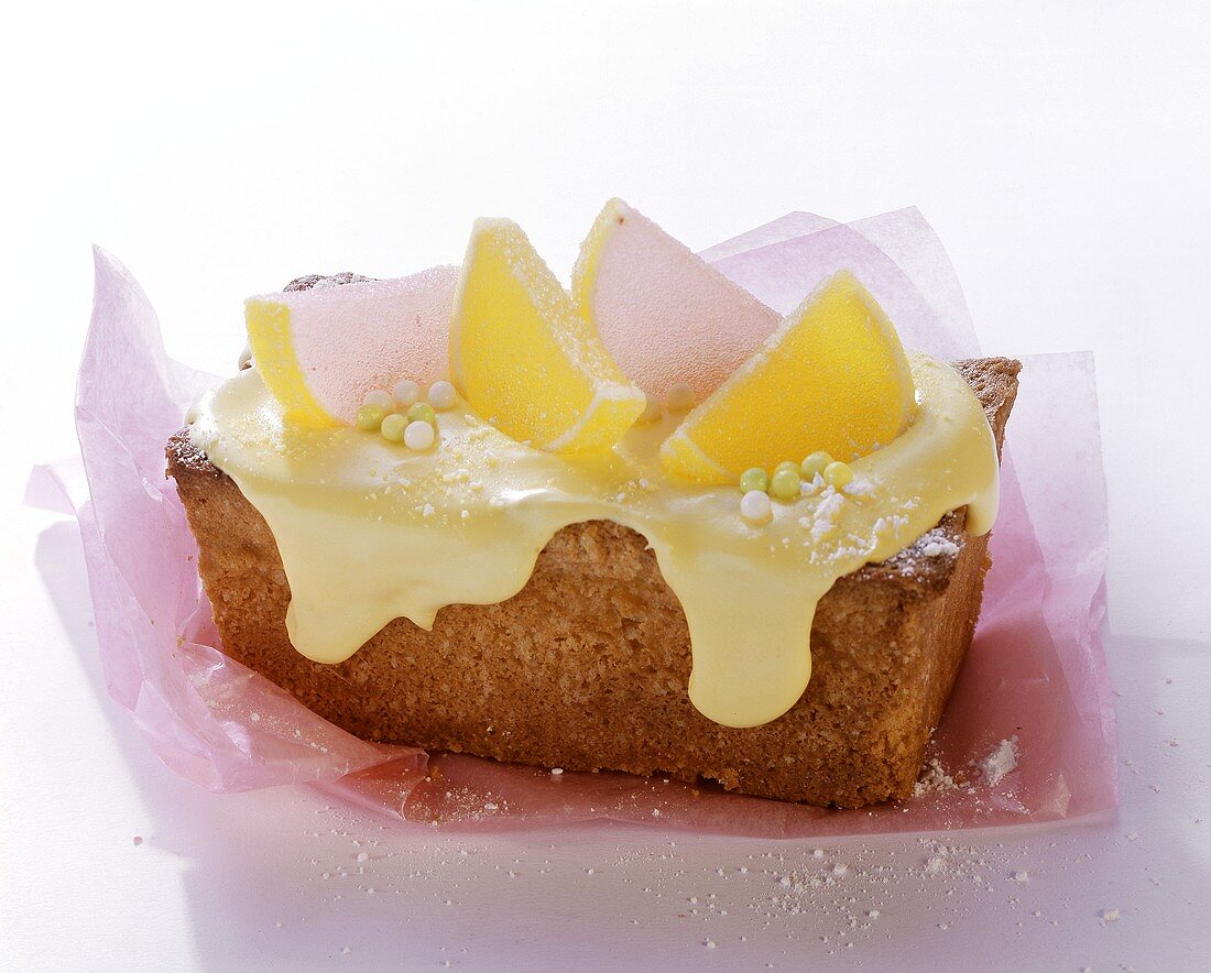 Sandkuchen mit Zuckerguss und Geleefrüchten