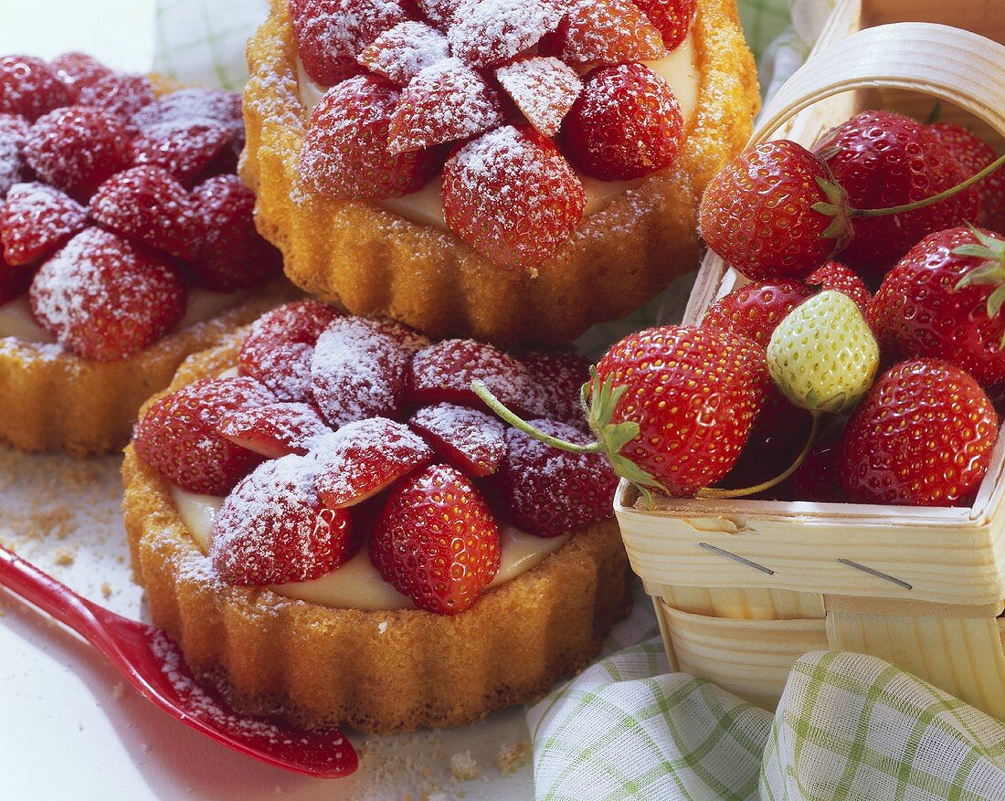 Erdbeertörtchen mit Pudding
