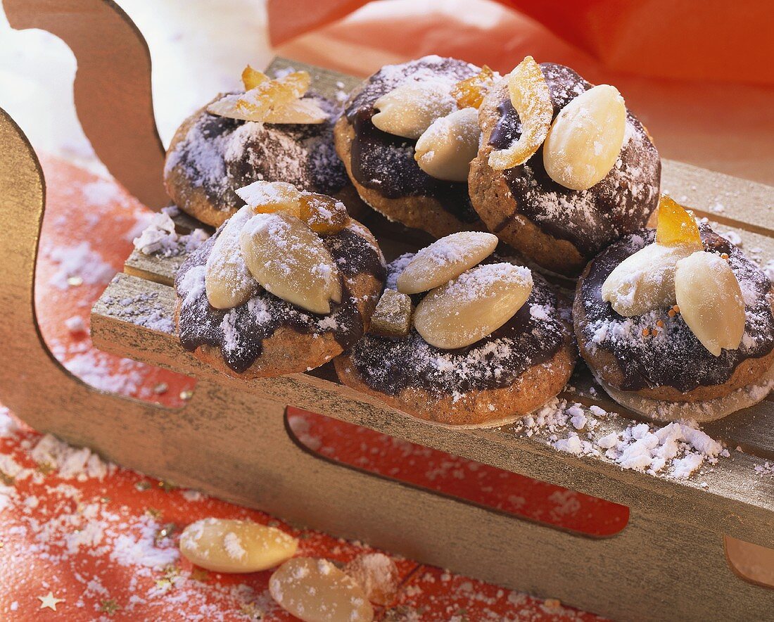 Elisenlebkuchen auf Miniatur-Holzschlitten