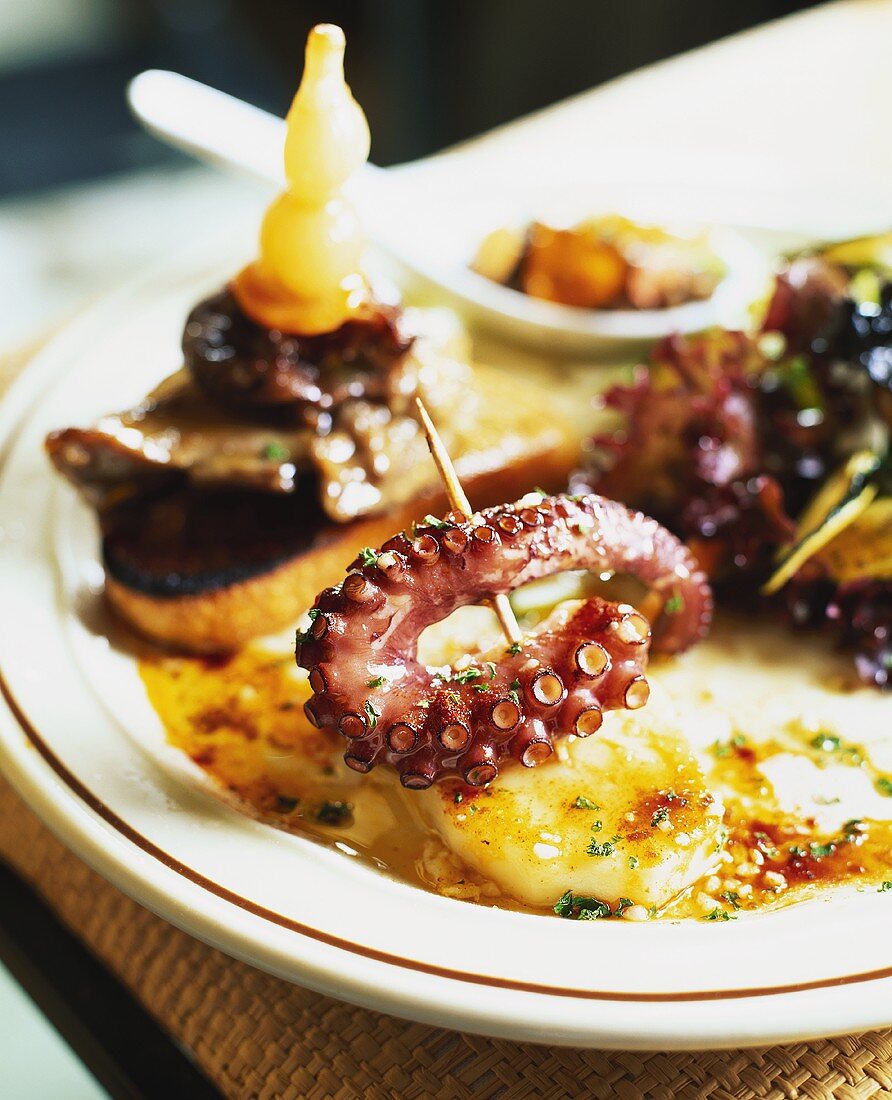 Verschiedene Tapas auf Teller