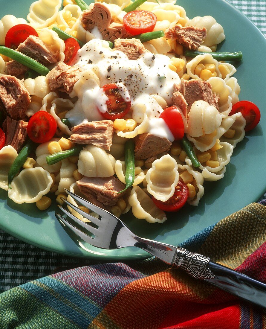 Nudelsalat mit Thunfisch, Kirschtomaten und Creme fraiche