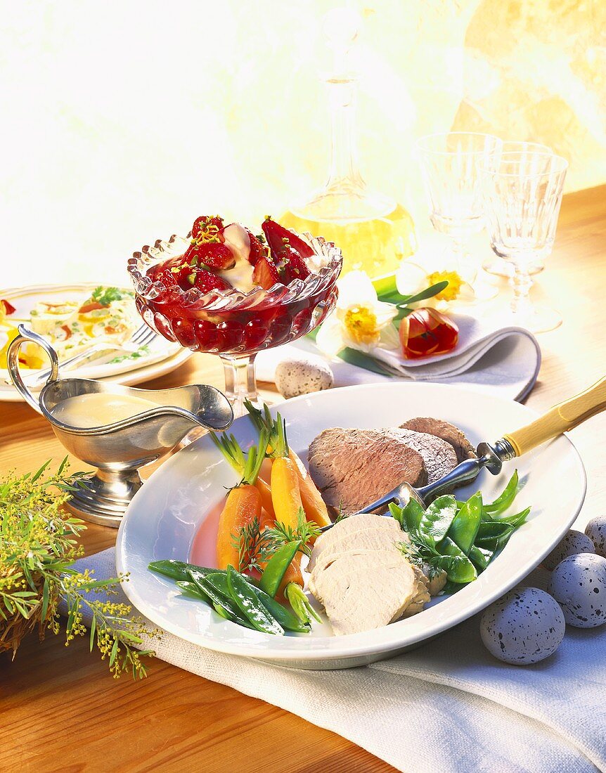 Ei-Gemüse-Terrine, Geflügel-Fleisch-Platte und Erdbeergelee