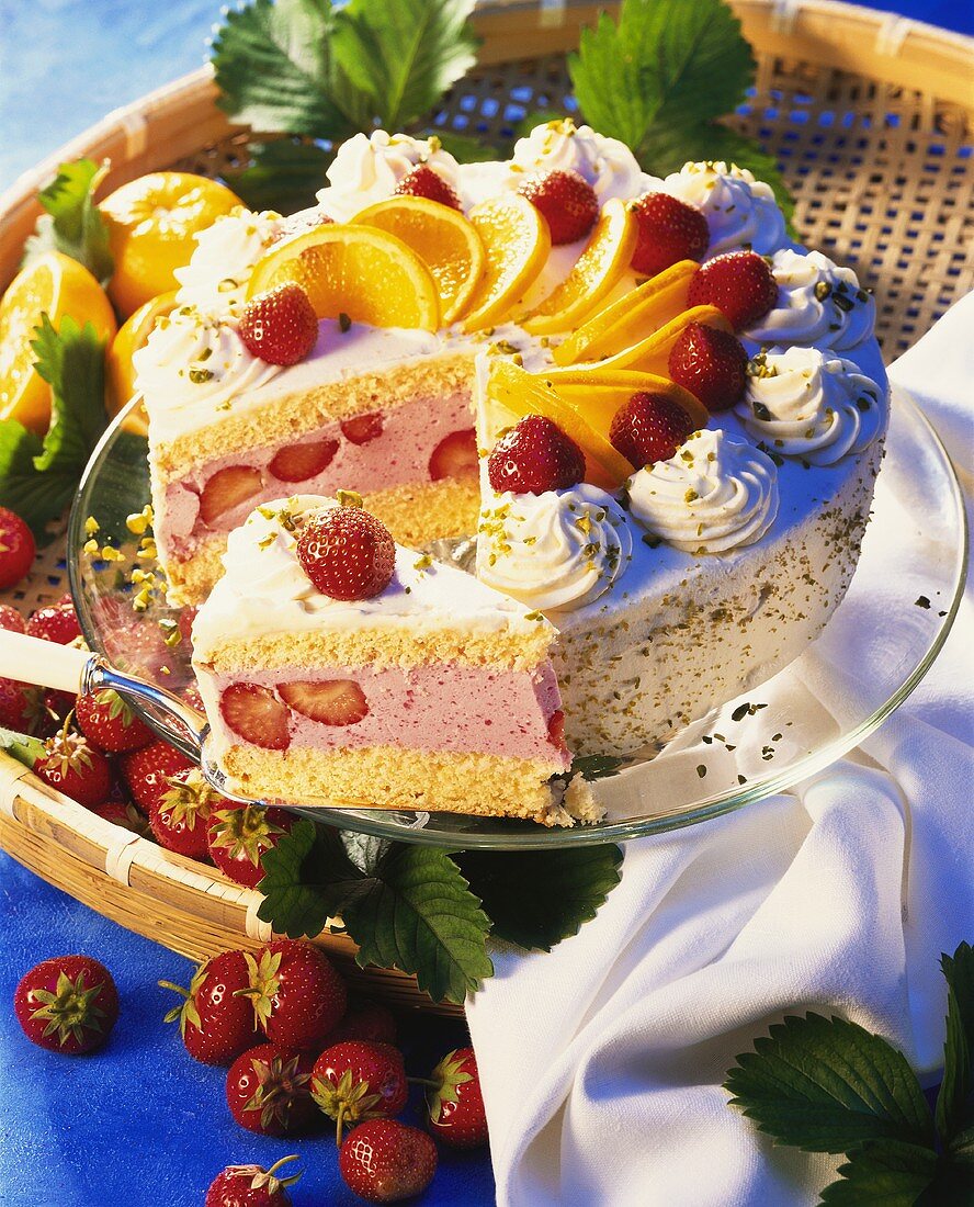 Angeschnittene Sangria-Erdbeer-Torte