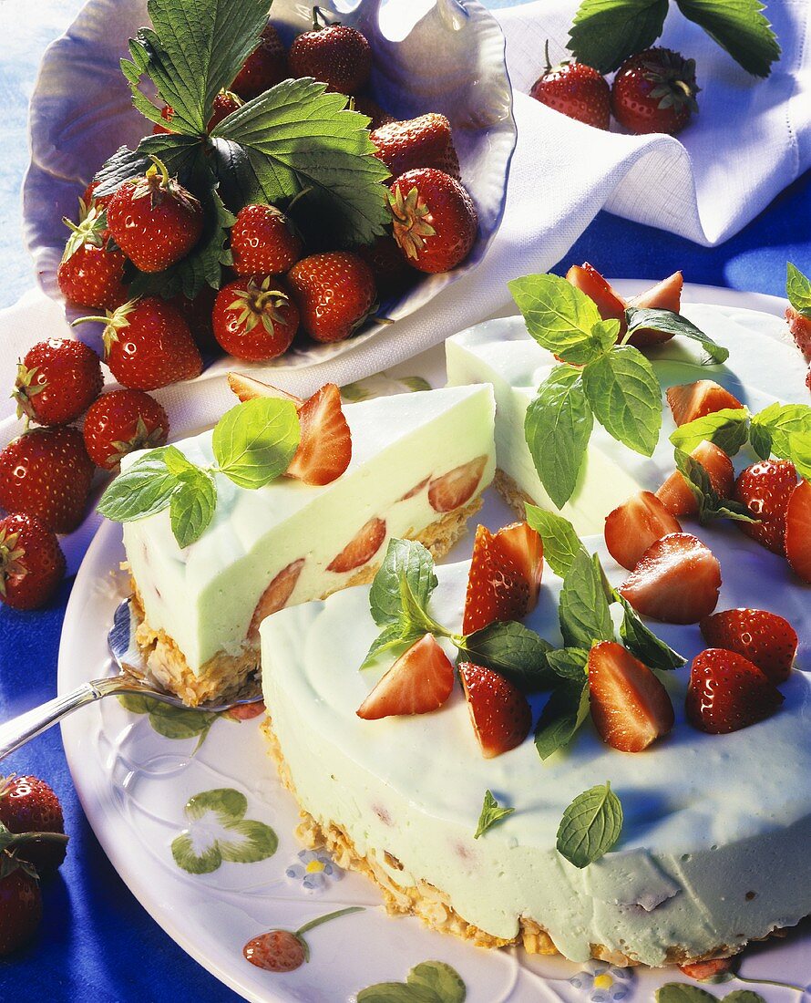 Woodruff cheesecake with strawberries