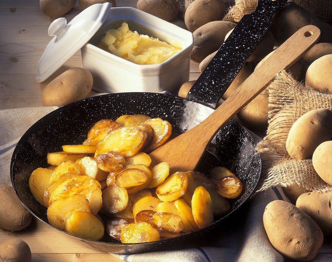Fried potatoes with crackling in the pan