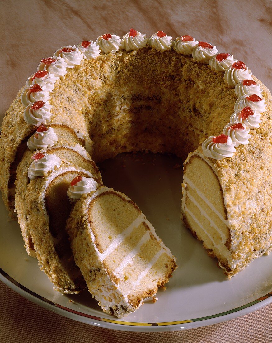 Frankfurter Kranz, teilweise in Stücke geschnitten