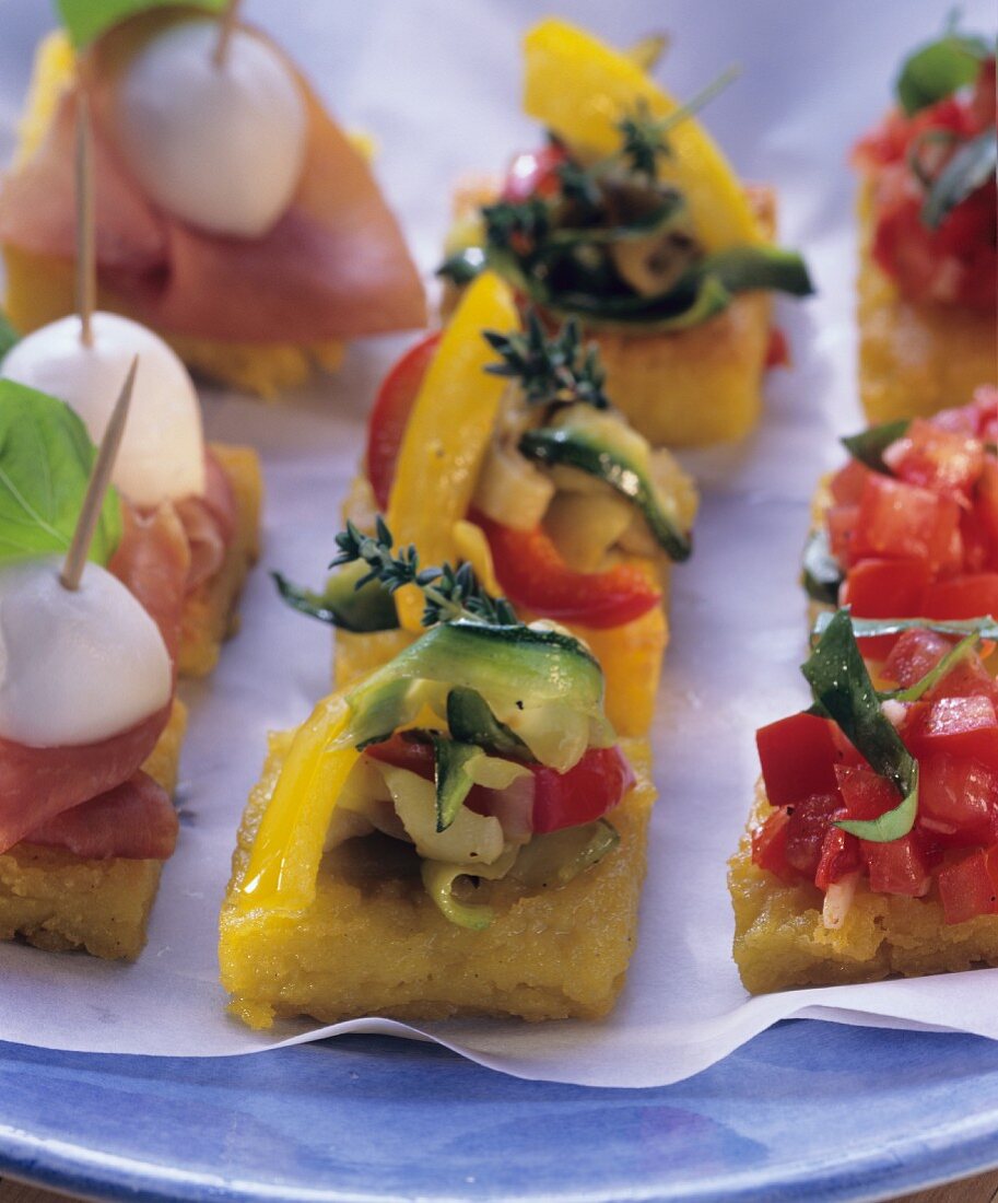 Crostini di polenta (Verschiedene Polenta-Häppchen)