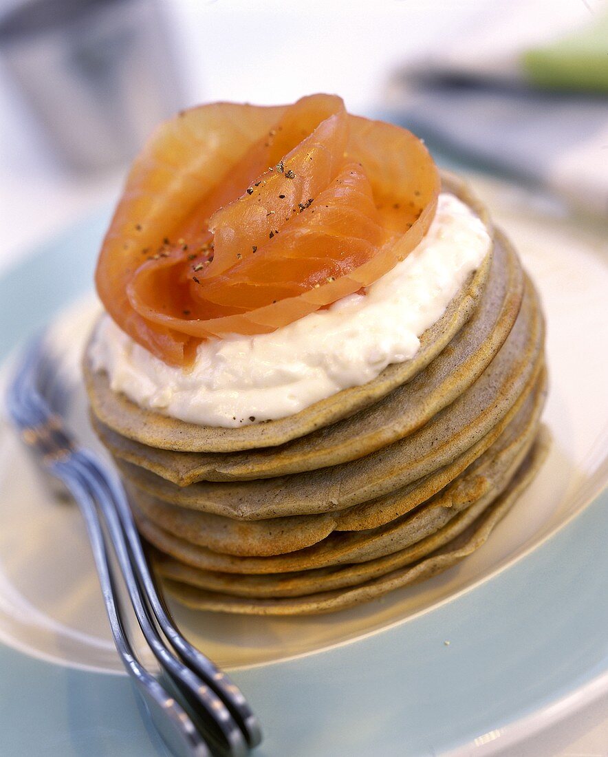 Weizenblinis mit Räucherlachs und Frischkäse