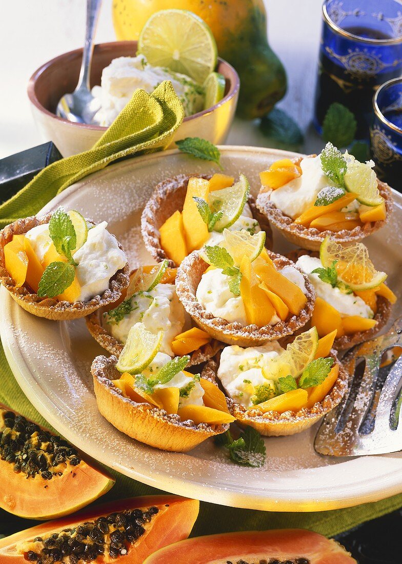 Papaya-Tartellets mit Limettensahne