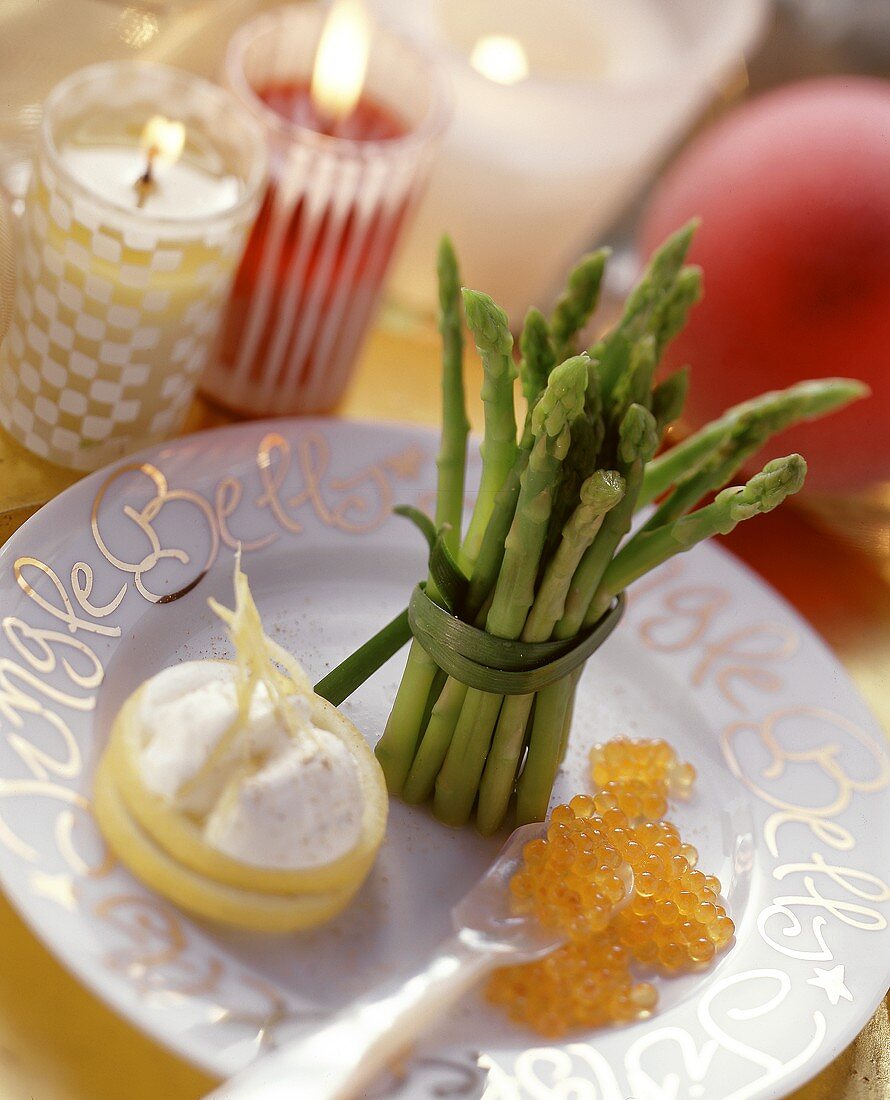 Thai-Spargel mit Forellenkaviar und Zitronensahne