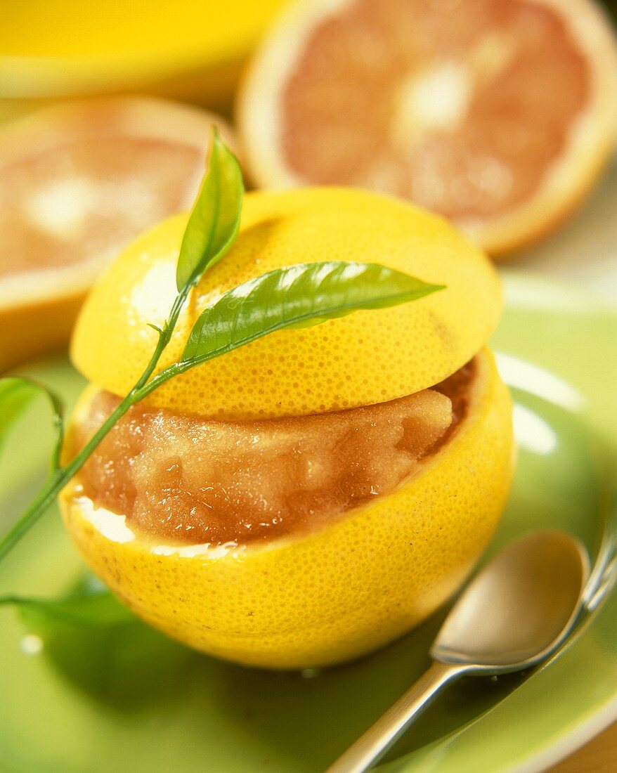 Rosa Grapefruitsorbet in Grapefruit gefüllt