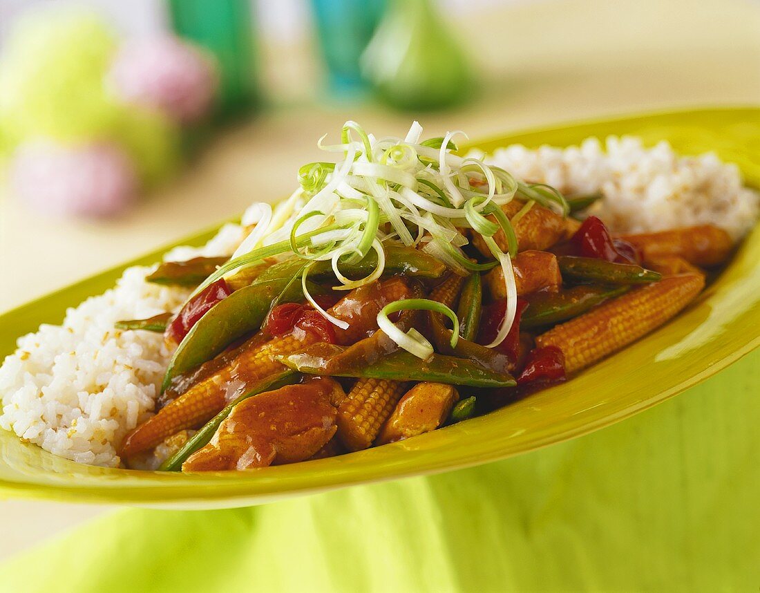 Hähnchen süß-sauer mit Gemüse und Reis