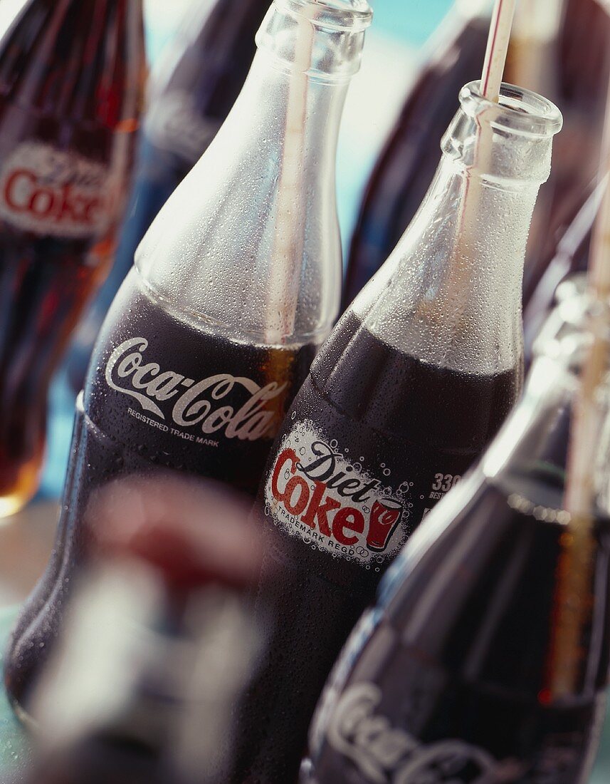 Cola und Cola light in Flaschen
