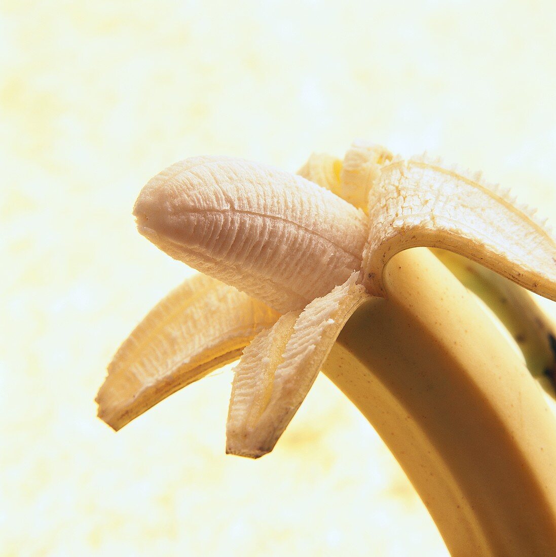 Halb geschälte Banane