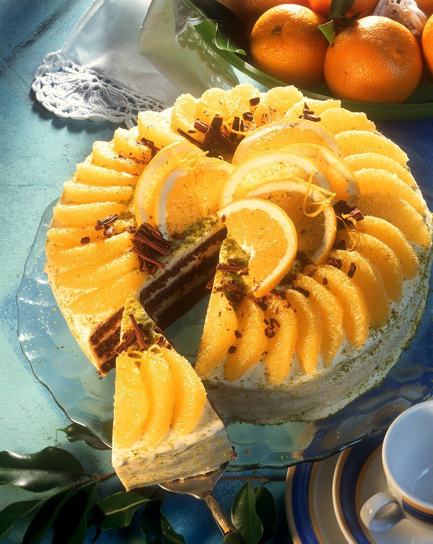 Orangen-Schokoladen-Torte, ein Stück heraus geschnitten
