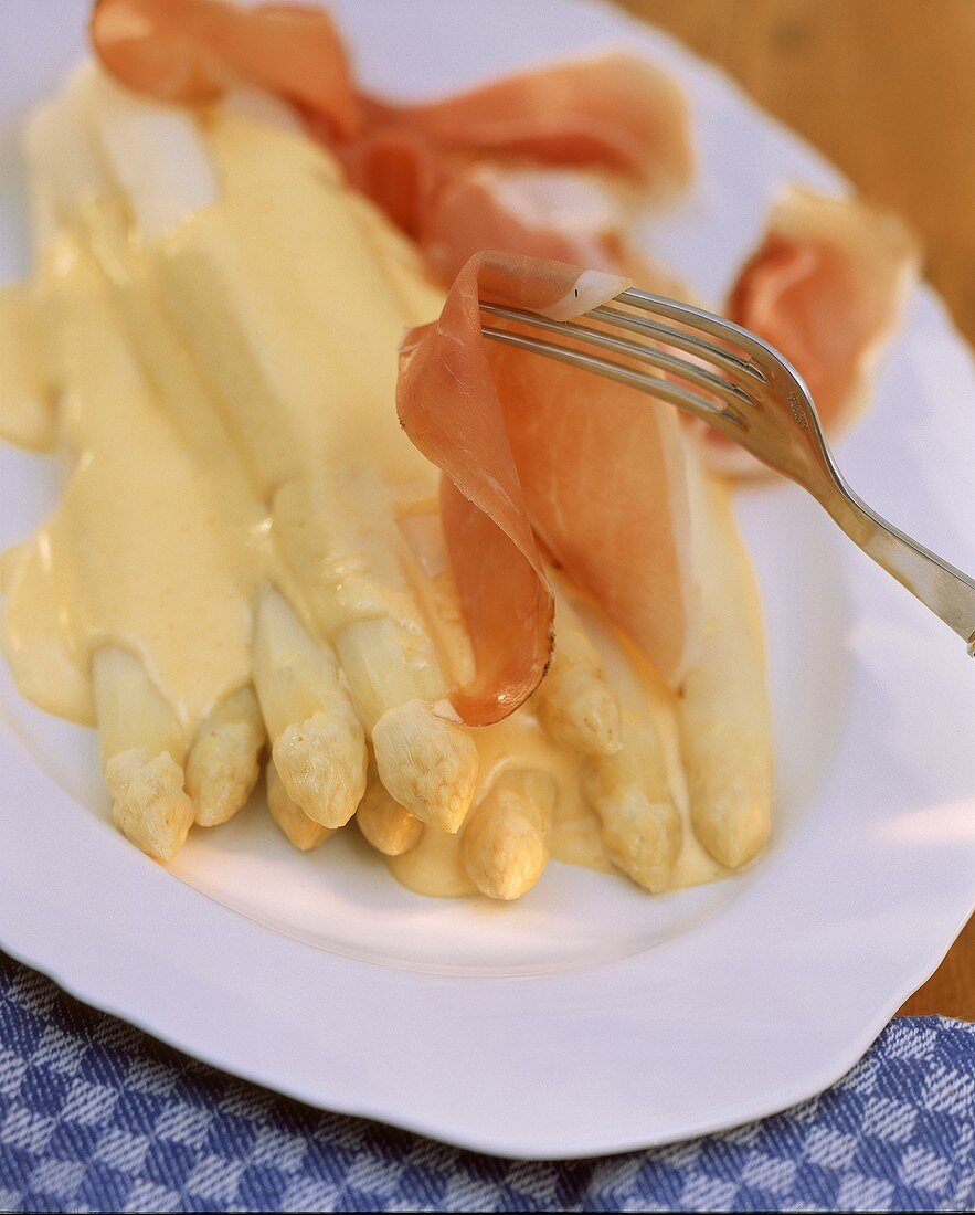 Weisser Spargel mit Sauce Hollandaise und Schinken