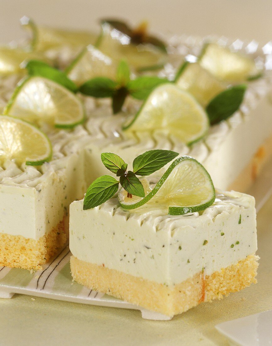 Limettenkuchen mit Mascarponecreme und … – Bilder kaufen – 154769 StockFood