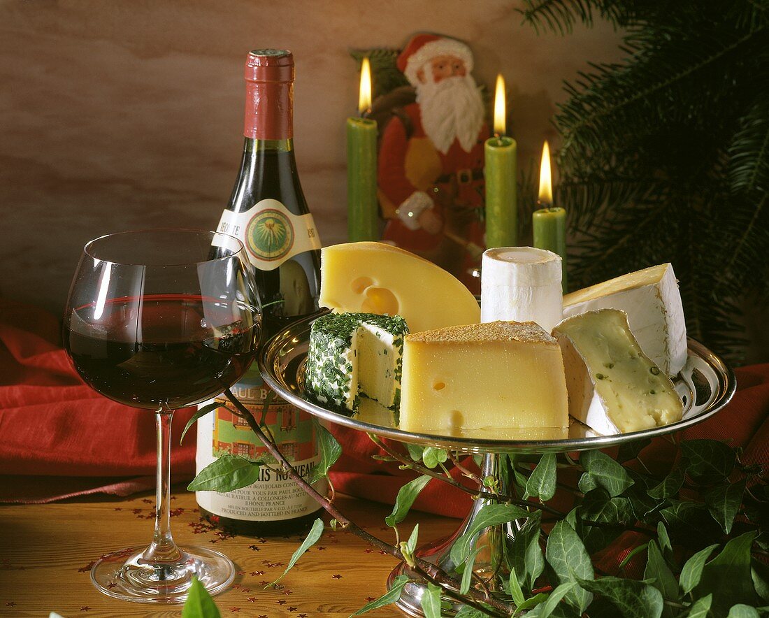 Weihnachtliche Käseplatte, dazu Rotwein