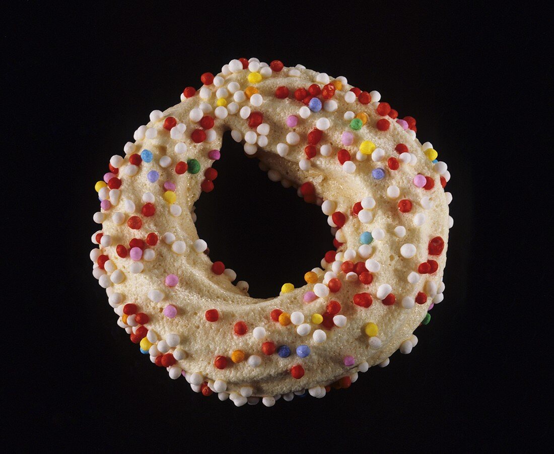 A meringue ring sprinkled with sugar
