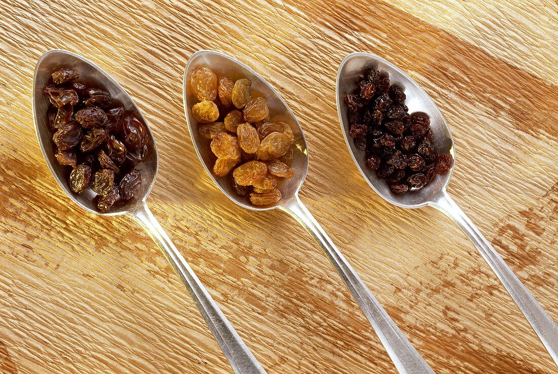 Raisins, sultanas and currants on spoons