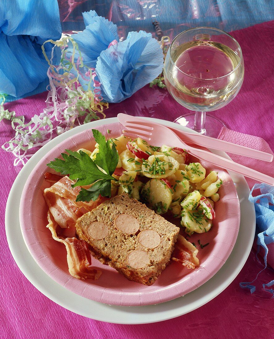 Hackbraten mit Würstchenfüllung, dazu Kartoffelsalat