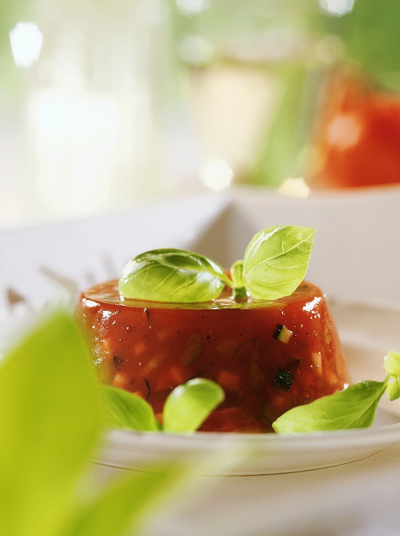 Tomaten-Sülzchen mit frischem Basilikum