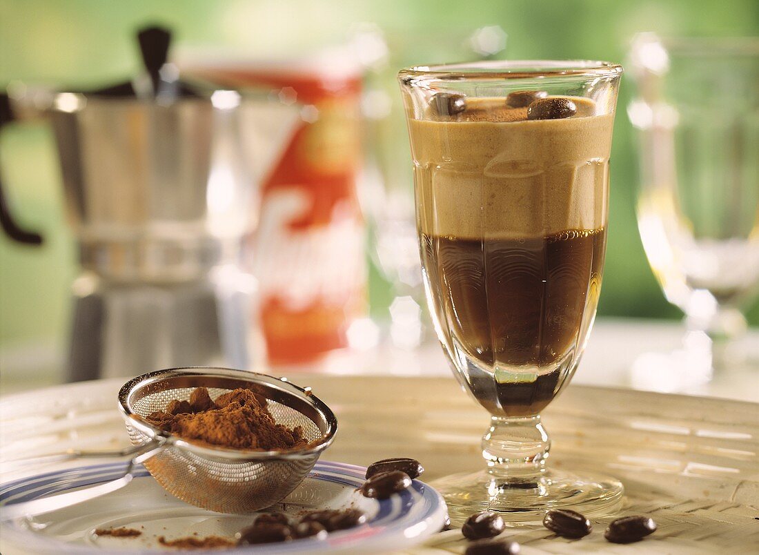 Espresso-Cappuccino-Becher, daneben Kakaopulver & Sieb