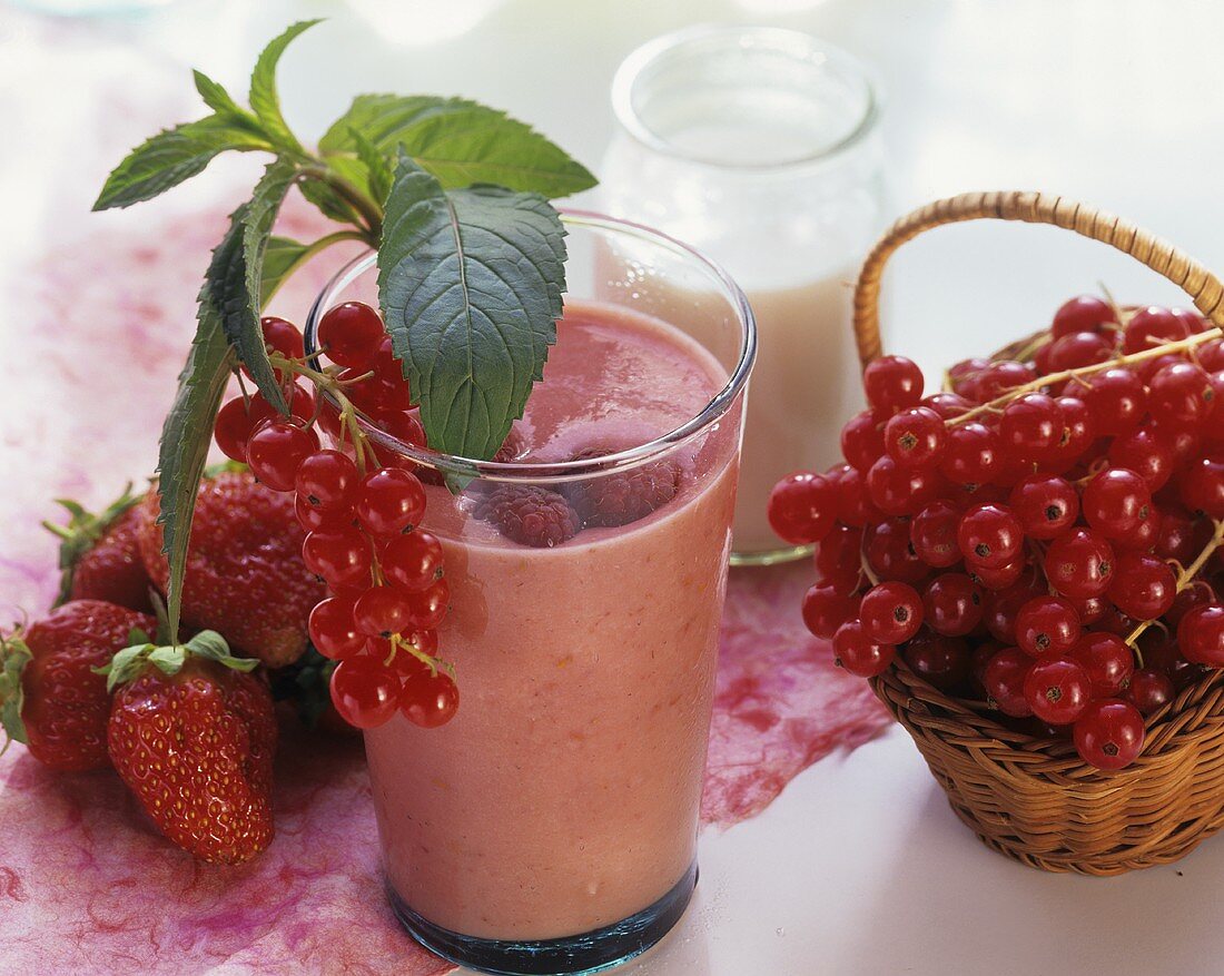 Trinkjoghurt (mit Erdbeeren, Himbeeren & Johannisbeeren)