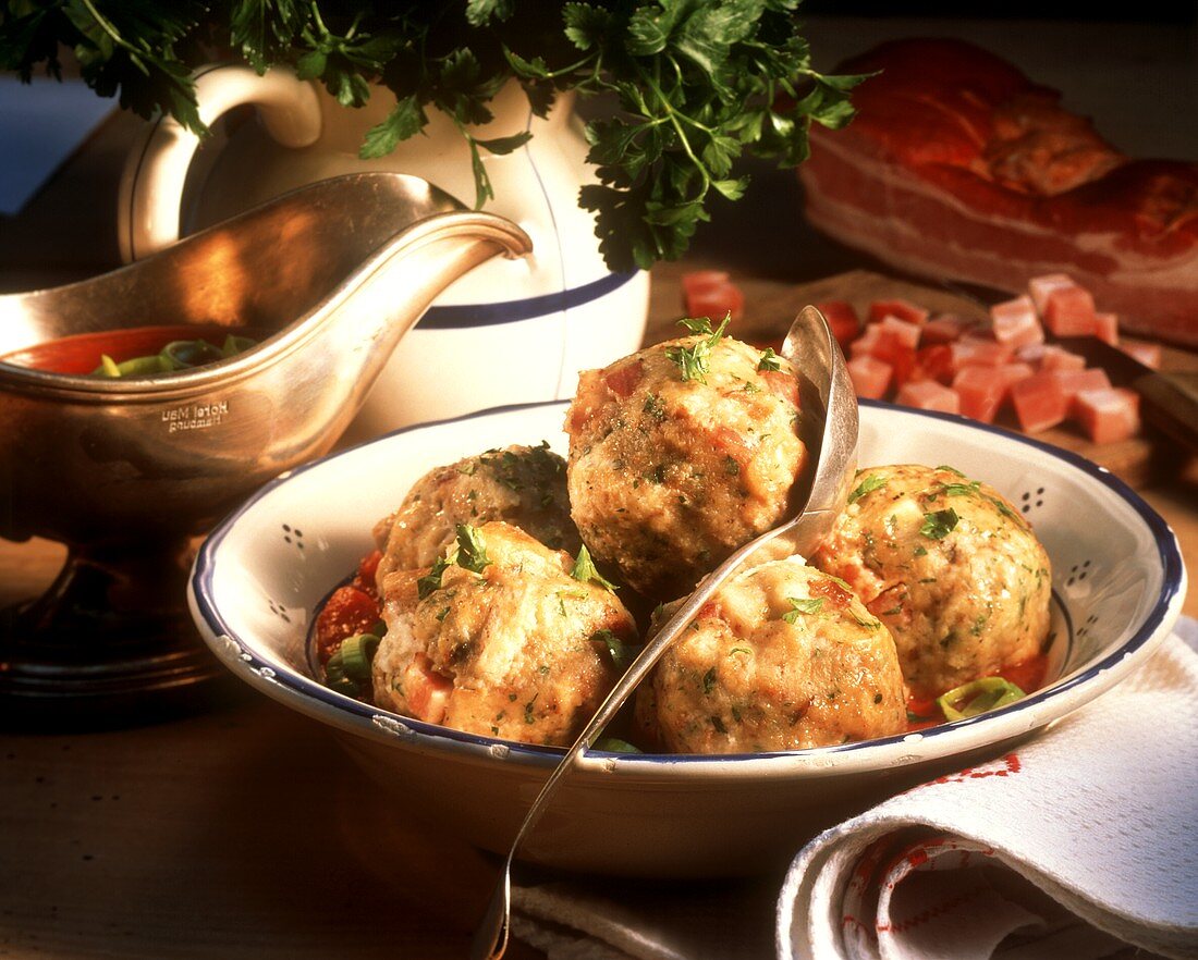 Speckknödel mit Tomatensauce