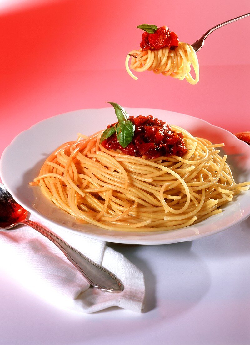 Spaghetti alla Bolognese auf Teller & auf Gabel
