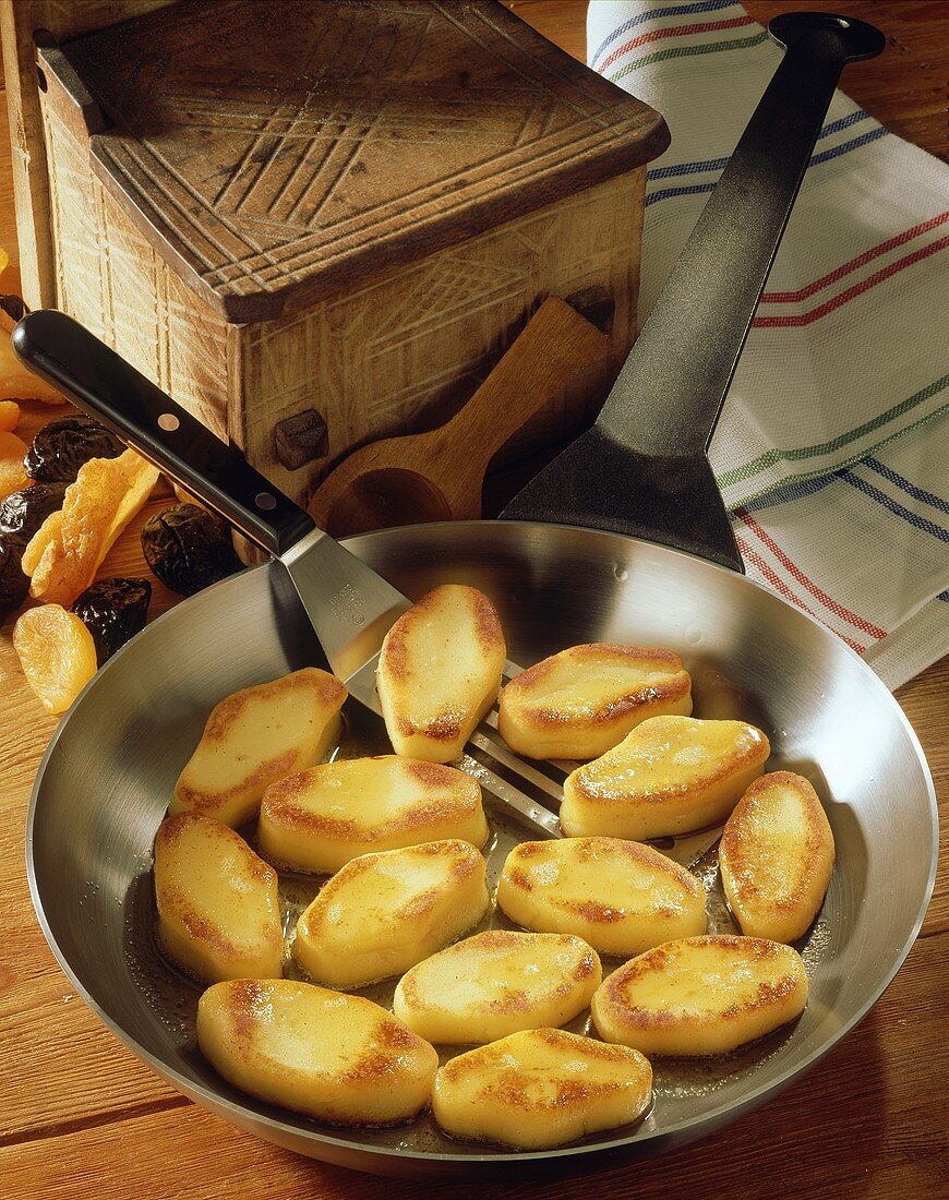 Quark potato cakes in the pan