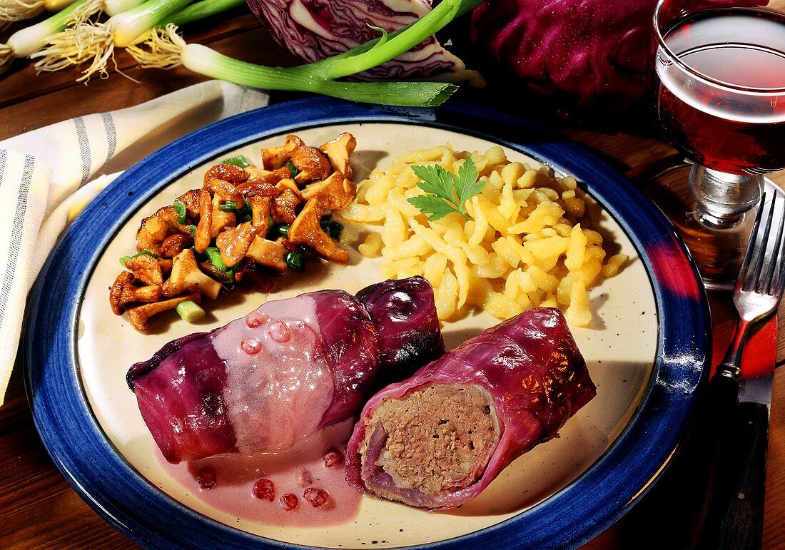 Stuffed red cabbage rolls with chanterelles & noodles