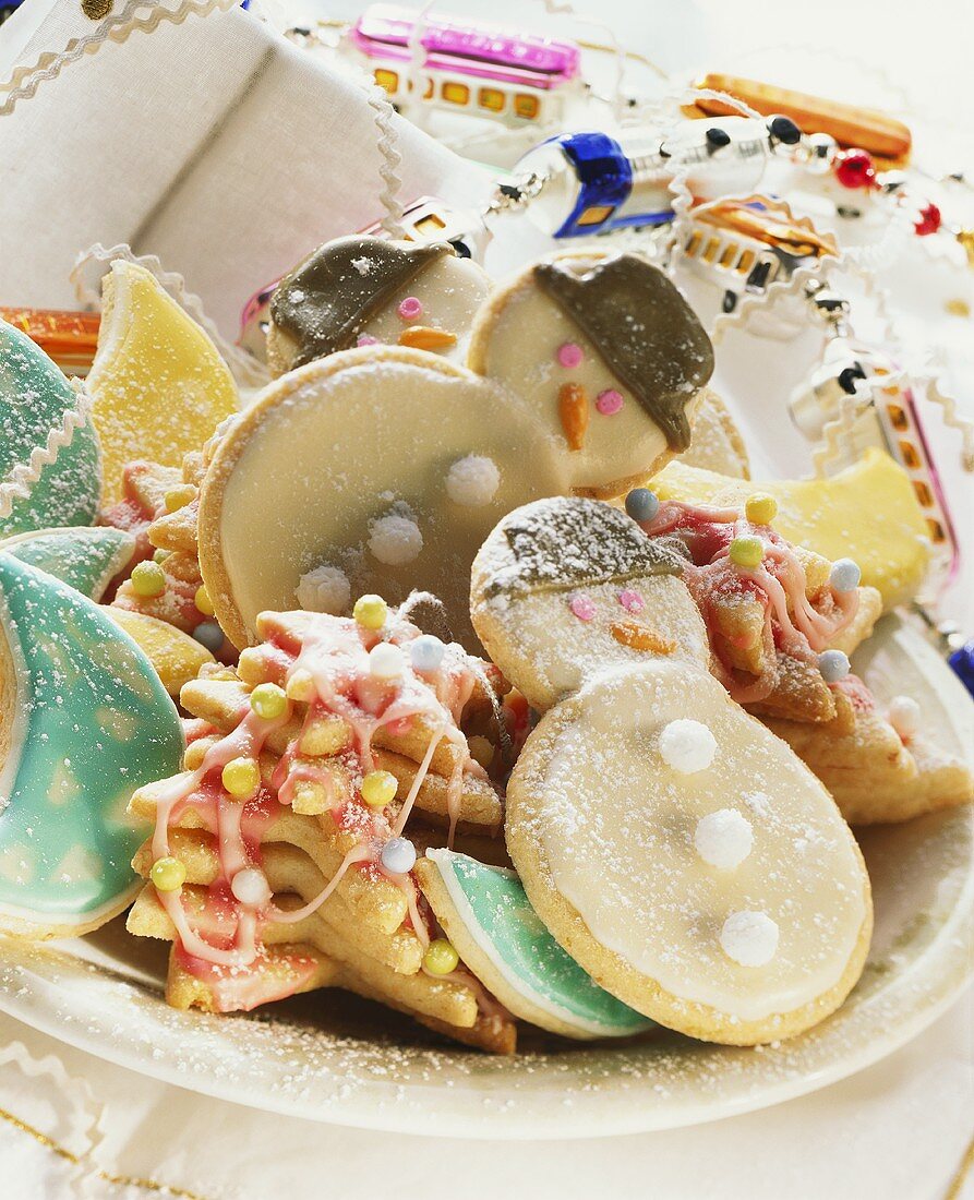 Bunte Weihnachtsplätzchen (Schneemänner, Sterne, Halbmonde)