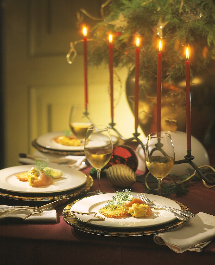 Weihnachtlich gedeckter Tisch mit Lachsvorspeise & Weißwein