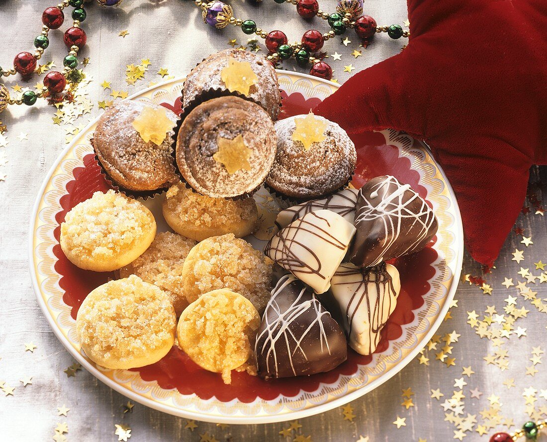 Weihnachtsplätzchen auf Teller, Deko: goldene Sternchen